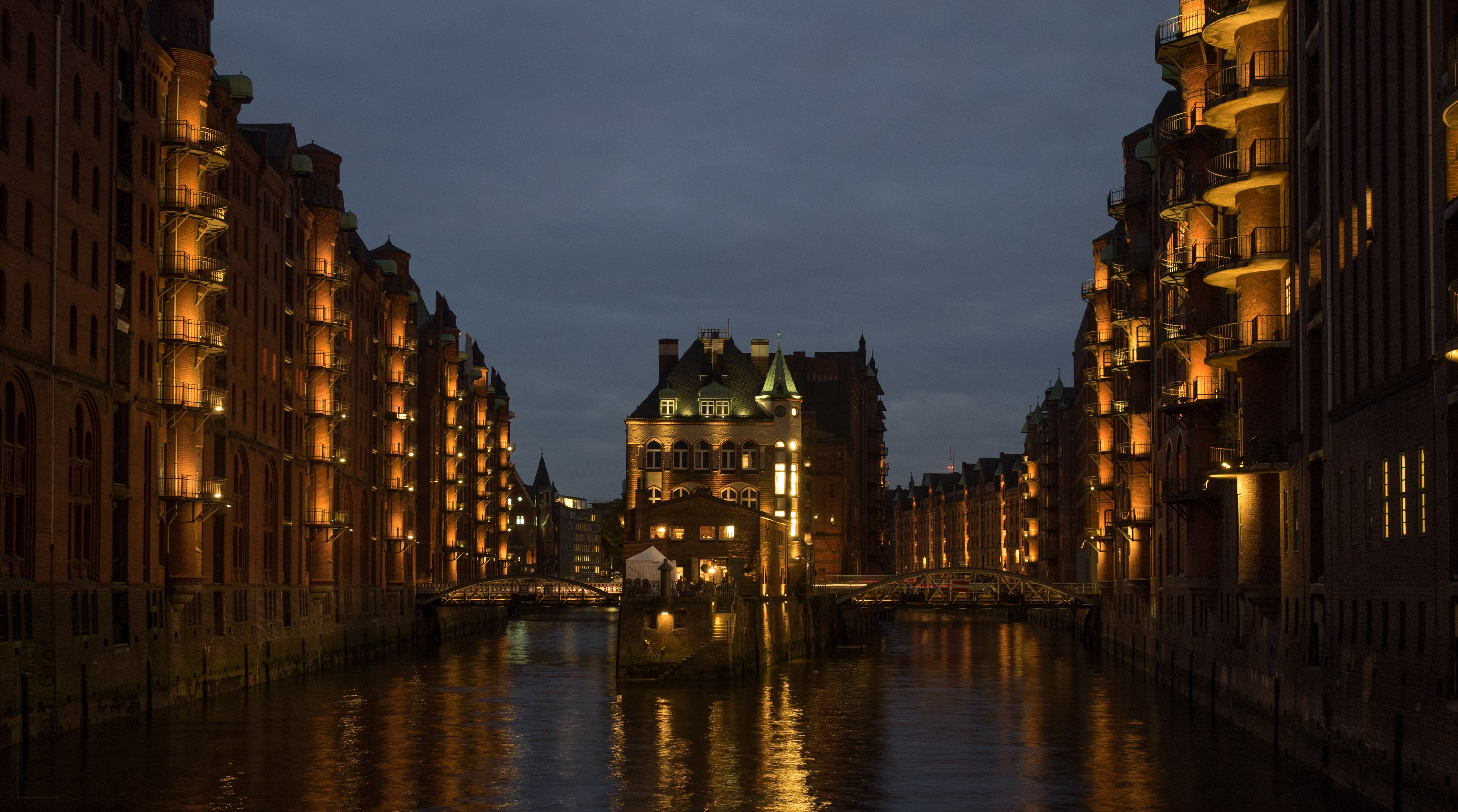 Andi_graf pixabay speicherstadt hamburg-596065 Speicherstadt bei Nacht
