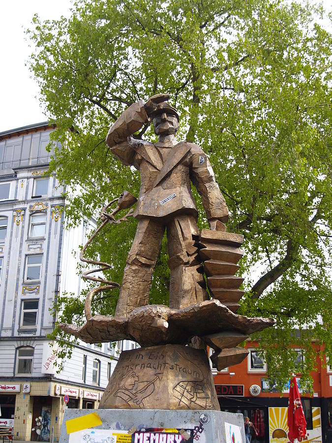 Hansalbersstatue CC BY-SA 3.0 wikimedia web Statue Hans Albers